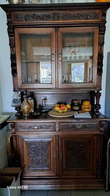 Kast + 2 zware stoelen + 2 nacht/bijzettafeltjes beschikbaar voor biedingen