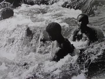 photo Ramond Van der Plassche Hommes africains dans une rivi