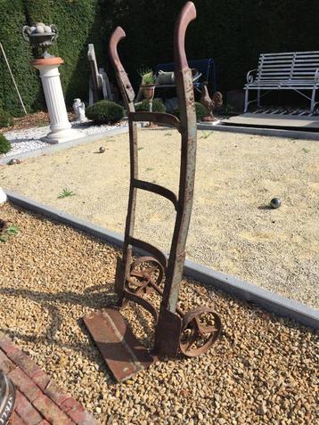 Zware ijzeren vintage / retro steekwagen beschikbaar voor biedingen