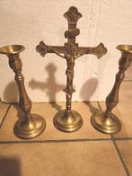 Kruisbeeld met kandelaars., Enlèvement