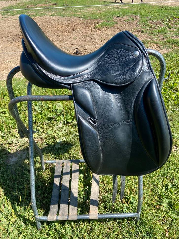 Selle de dressage Zaldi 17,5 quasi neuve pour larges epaules, Dieren en Toebehoren, Paarden en Pony's | Zadels, Zo goed als nieuw