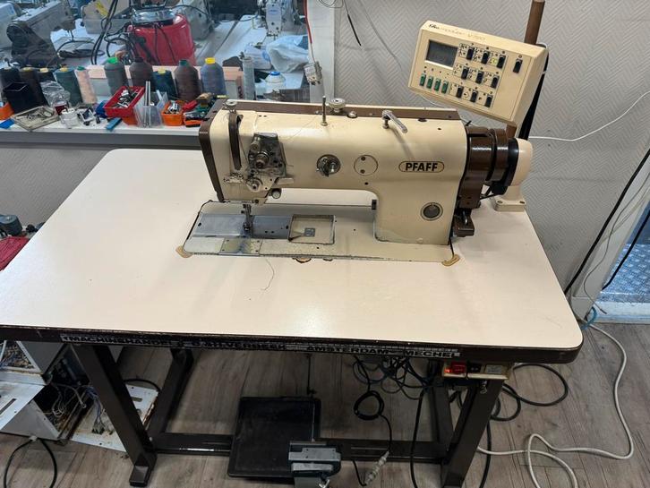 Industriële naaimachine pfaff 1445 3voudig transport auto, Hobby en Vrije tijd, Naaimachines en Toebehoren, Gebruikt, Naaimachine