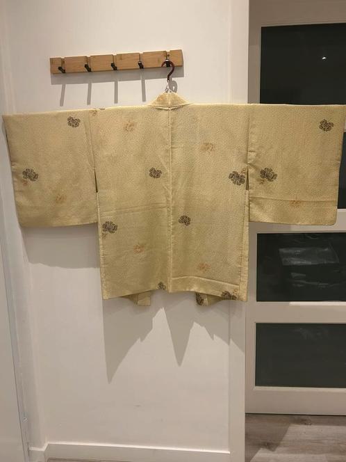 Vintage zijden haori — zachtgeel met bloemenpatronen, Hobby en Vrije tijd, Schilderen, Zo goed als nieuw, Verzenden