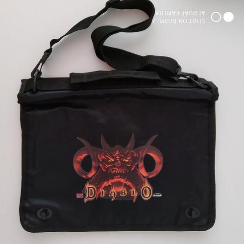 Vintage verzamelaar: DIABLO boekentas en servet (Blizzard En, Games en Spelcomputers, Games | Pc, Nieuw, Avontuur en Actie, Ophalen of Verzenden