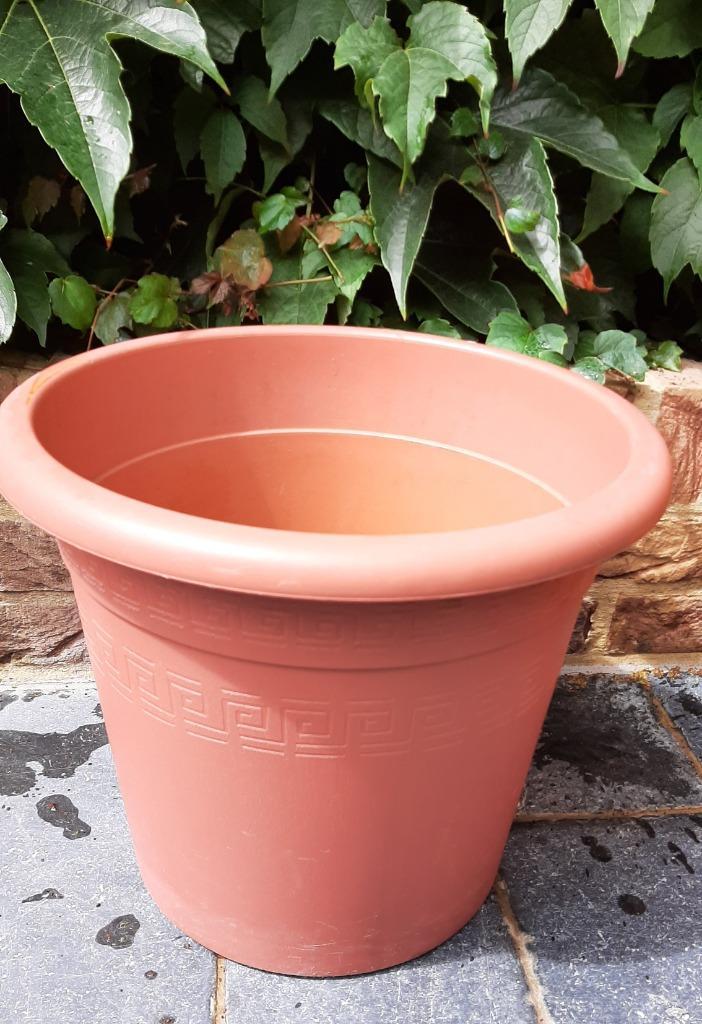 Te koop: Mooie grote bruine plastic sierbloempot., Tuin en Terras, Bloempotten, Gebruikt, Kunststof, Balkon, Tuin, Minder dan 40 cm