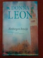 Boek ‘Verborgen bewijs ’ van Donna Leon, Enlèvement ou Envoi, Donna Leon, Comme neuf, Europe autre