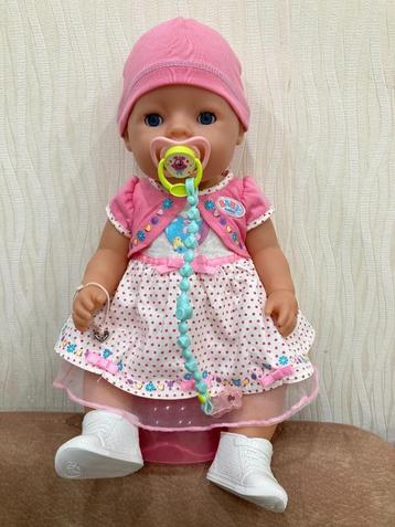 mooie grote baby born pop met accessoires beschikbaar voor biedingen