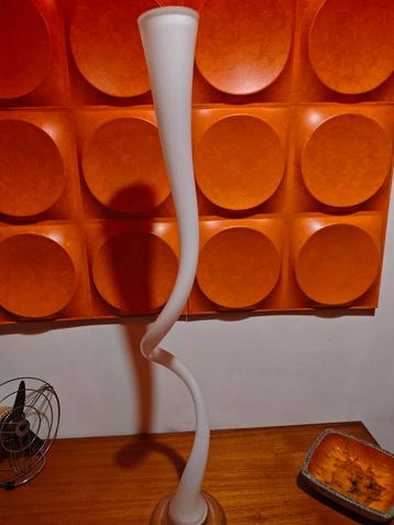 Prachtige witte vaas  beschikbaar voor biedingen