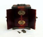 Boîte à bijoux en bois traditionnelle chinoise., Antiquités & Art, Enlèvement ou Envoi