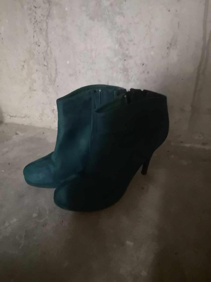 Groene en Rode Suede Sexy Botjes., Kleding | Dames, Schoenen, Nieuw, Lage of Enkellaarzen, Groen, Ophalen of Verzenden