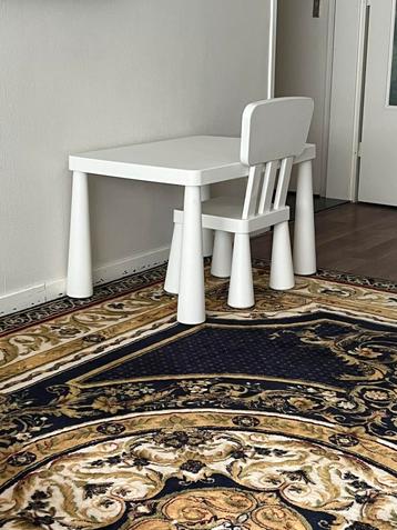 Kinderen tafel en stoel beschikbaar voor biedingen