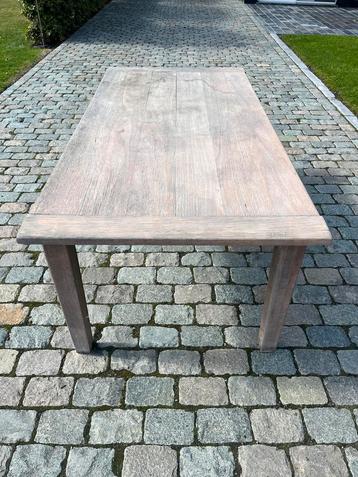 Mooie tafel van teak beschikbaar voor biedingen