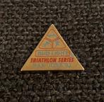 PIN - TRIATHLON SERIES - BUD LIGHT, Verzenden, Gebruikt, Sport, Speldje of Pin