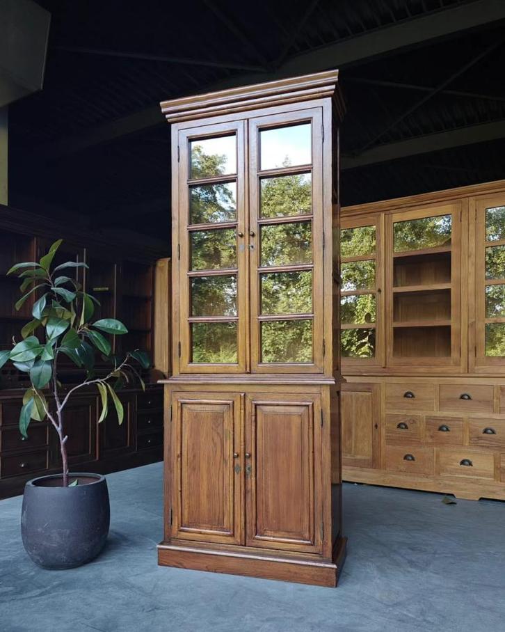 Hoge Smalle Buffetkast | Vitrinekast | Eichholtz #2265, Antiek en Kunst, Antiek | Meubels | Kasten, Ophalen of Verzenden