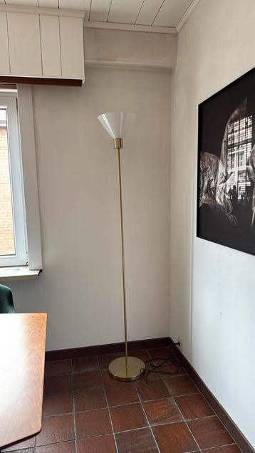 Vloerlamp beschikbaar voor biedingen