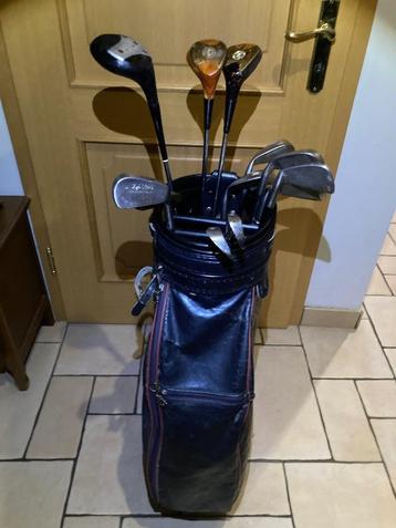Retro golftas met clubs en toebehoren MANCAVE beschikbaar voor biedingen