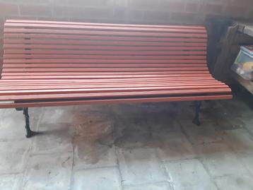 Oude tuinbank in hout en metaal beschikbaar voor biedingen