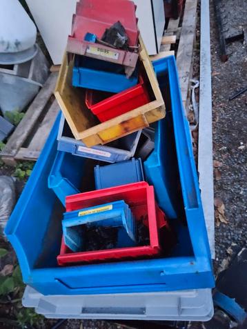 Verzameling grijpbakjes beschikbaar voor biedingen