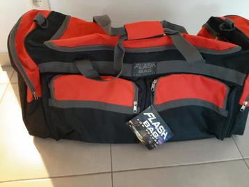 Sporttas  zwart met rode afwerking.  beschikbaar voor biedingen