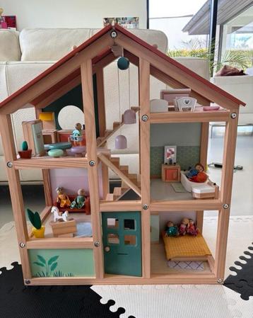 Prachtig houten poppenhuis met popjes beschikbaar voor biedingen