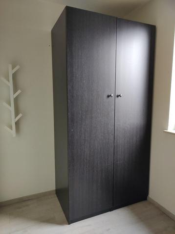 Chambre : lit simple et placard disponible aux enchères