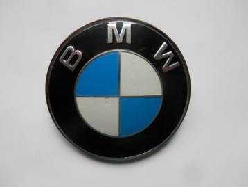 Logo / embleem BMW 1502 voor op motorkap.