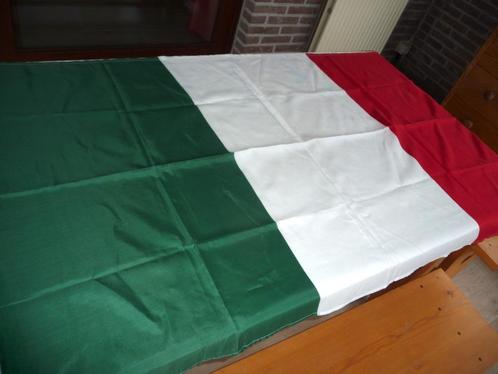 Italiaanse vlag 85 cm x 155 cm, Diversen, Vlaggen en Wimpels, Zo goed als nieuw, Ophalen of Verzenden
