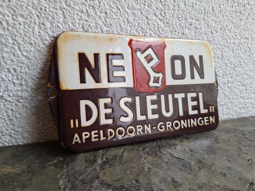 Emaille deurpostje Neon De Sleutel, Verzamelen, Merken en Reclamevoorwerpen, Gebruikt, Reclamebord, Ophalen of Verzenden