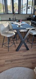 Leuke bartafel met 4 draaibare stoelen., Huis en Inrichting, Ophalen