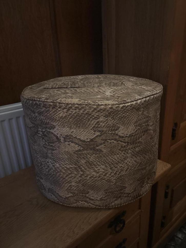 Ronde poef slangenleer look, Huis en Inrichting, Zetels | Voetbanken en poefs, Nieuw, Minder dan 50 cm, Minder dan 50 cm, Rond