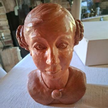 Vrouwenbuste in terracotta beschikbaar voor biedingen