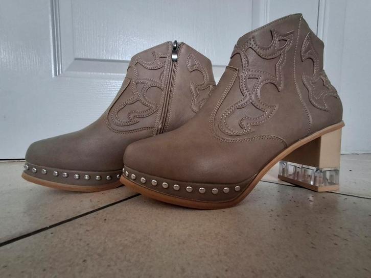 Western laarsjes NIEUW te klein gekocht, Kleding | Dames, Schoenen, Nieuw, Lage of Enkellaarzen, Beige, Ophalen