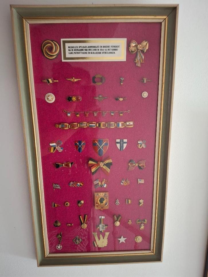 kader met pin's Koninklijk en Patriotistisch 1944 - 1945, Verzamelen, Koningshuis en Royalty, Gebruikt, Overige typen, Ophalen of Verzenden