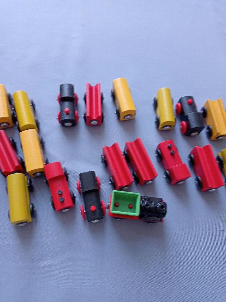 2 treinsporen IKEA incl treintjes, Kinderen en Baby's, Speelgoed | Houten speelgoed, Gebruikt, Overige typen, Ophalen