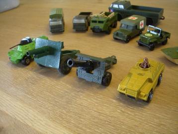 Vintage 9 metalen militaire auto's + 2 artillerie kanonnen j beschikbaar voor biedingen