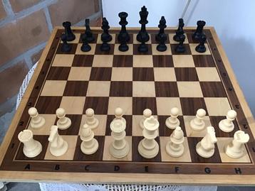 Prachtig schaakspel met houten bord en verzwaarde  stukken.