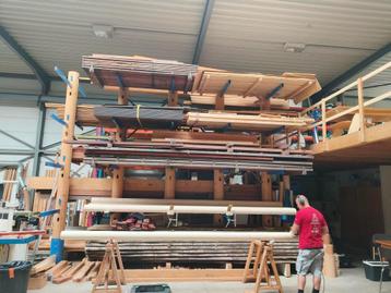 Groot stapelrek uit hout en metaal (opslagrek) beschikbaar voor biedingen