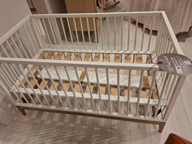 Babybed Leander, Huis en Inrichting, Slaapkamer | Bedden, Nieuw, Eenpersoons, 70 cm of minder, 190 cm of minder, Hout, Wit, Ophalen of Verzenden
