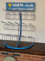 Présentoir vintage en métal pour piles Varta., Antiquités & Art, Enlèvement