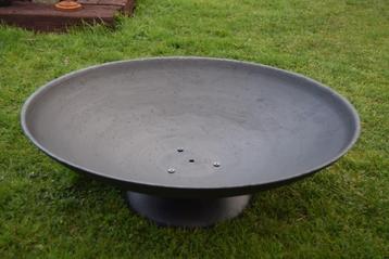 Komfoorbak, ronde gietijzeren barbecue (diameter 78 cm) beschikbaar voor biedingen