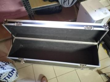 Flycase pour pieds de micros beschikbaar voor biedingen