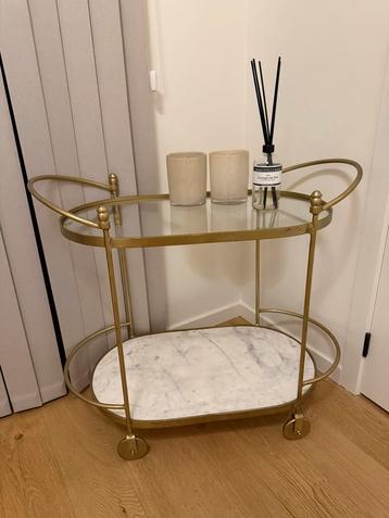 Serveertafel van goudkleurig metaal, glas en wit marmer beschikbaar voor biedingen