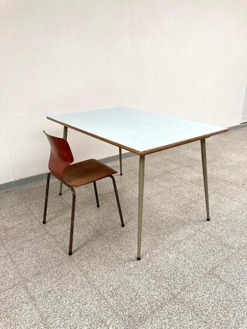 Vintage mid-century bureautafel/werktafel/eettafel + stoel beschikbaar voor biedingen