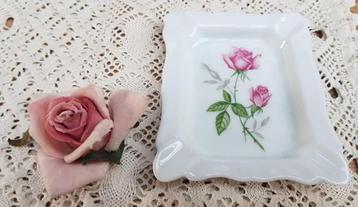 Klein Frans wit porseleinen asbakje met roze rozen