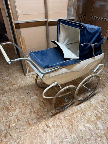 Oude kinderwagen beschikbaar voor biedingen