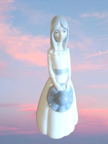 Super mooi beeldje in porselein Porceval Spain. Lladro stijl beschikbaar voor biedingen