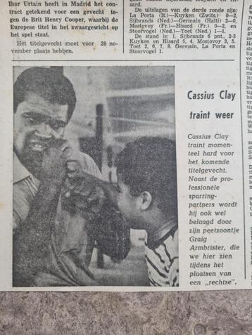 Boksen. Cassius Clay traint weer (krant 1970) beschikbaar voor biedingen