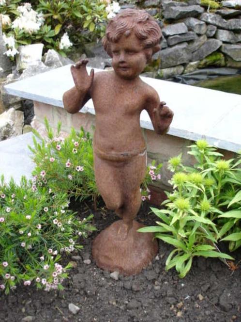 ancienne statue d un garçon en fonte patiné rouillé ., Jardin & Terrasse, Statues de jardin, Comme neuf, Ange, Autres matériaux