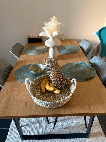 Table et chaises beschikbaar voor biedingen