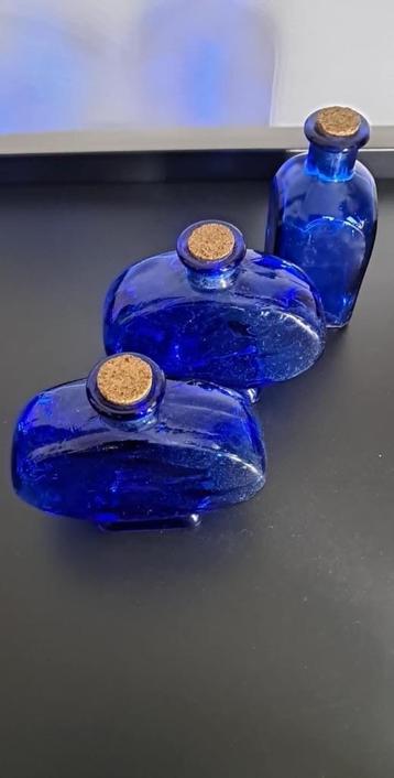 Flacons miniature bleu cobalt beschikbaar voor biedingen